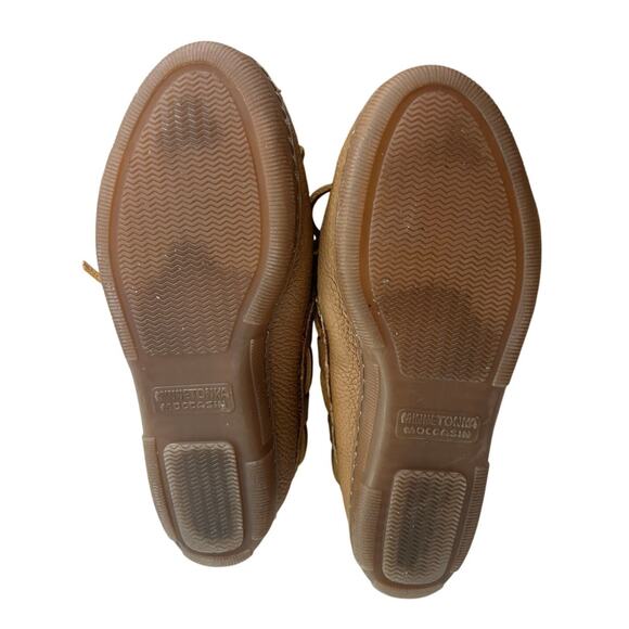 Minnetonka Women's Tan Moccasins Slippers Shoes NWOT With Minor Tear Size 8.5 - Picture 6 of 9